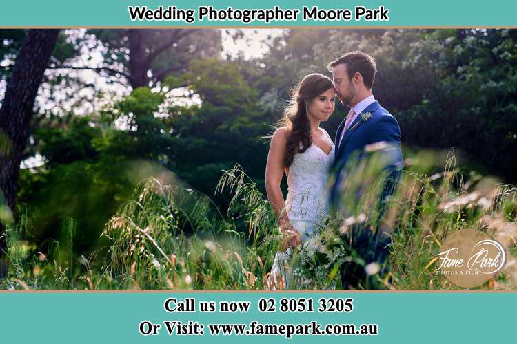 Bride and Groom at the hill Moore Parkt NSW 2021